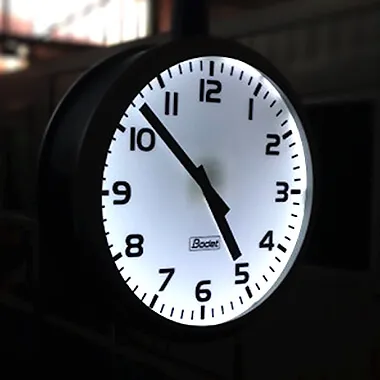 Die Profil 960 Outdoor-Uhr hat ein leuchtendes Zifferblatt