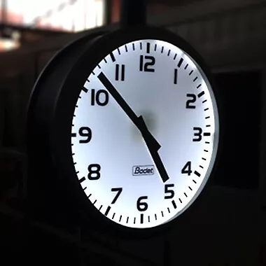 The Profil 960 Extérieur clock has a luminous dial