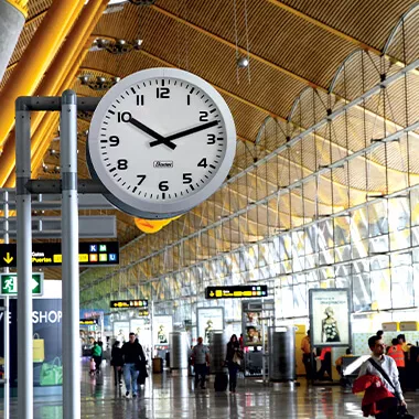 Die Profil 960 Innenuhr für große Räume konzipiert Die Profil 960 Innenuhr für große Räume konzipiert