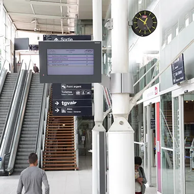 Die Profil TGV 930, eine kleine, funktionale Uhr