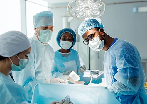 Médecin en consultation avec un patient